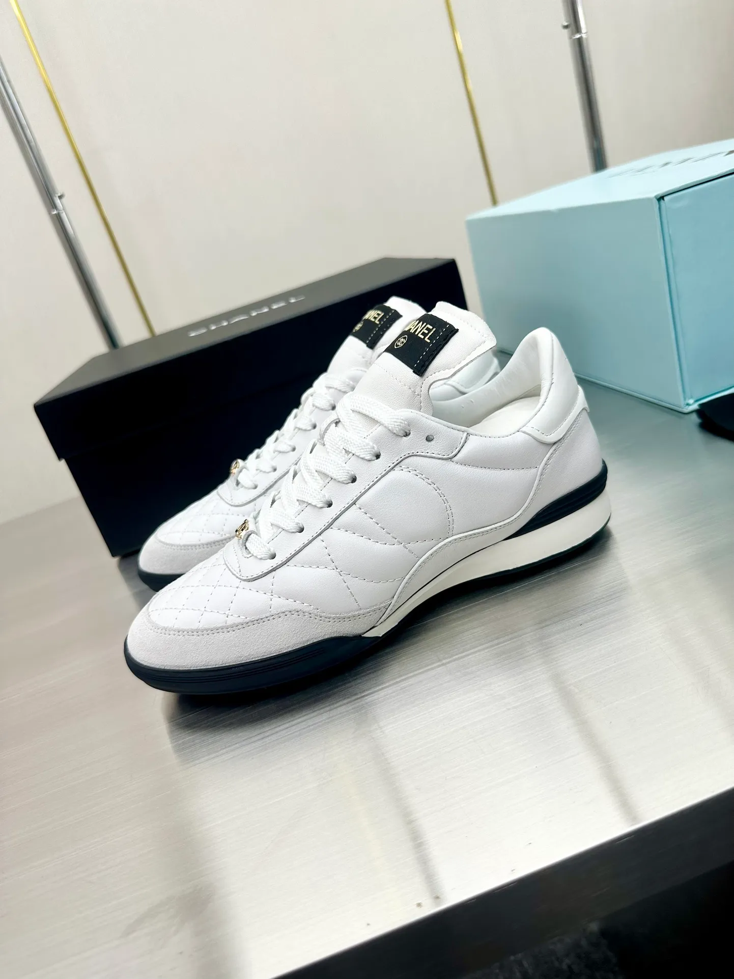 👟👟Ex-factory price 520 👟👟 CHANEL Chanel thick-soled panda sneakers Panda biscuit shoes Chanel 2023ss popular panda shoes 🐼Colorful thick-soled casual sports shoes sneakers The counter is synchronized The counter is very popular Very difficult to buy a shoe The most popular thick-soled panda shoes on the Internet It can be imagined that small fragrance control can not miss it, both appearance and comfort coexist. Simple and versatile white shoes. The thick sole increases the height and is super versatile. You can wear it with your eyes closed😍Whoever wears it will look better. Upper: calfskin. Lining: imported sheepskin lining. Outsole: T👟👟Ex-factory price U original outsole. Size: 35-40 (41 42 customized)